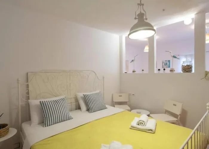 Charming 3 Bd House In Village Vakantiehuis